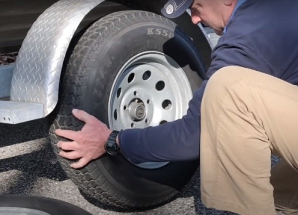Choosing The Right Tires For Your Utility Trailer